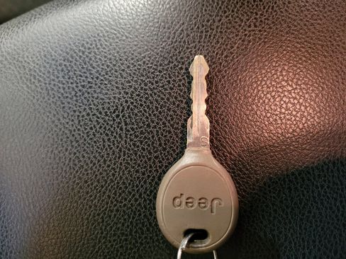 Used 2018 Jeep Wrangler Unlimited Sport w/ Connectivity Group image 32