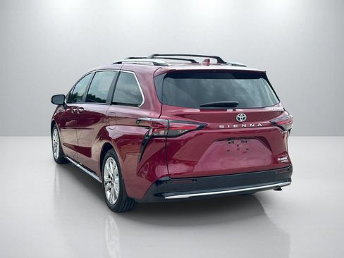 Used 2023 Toyota Sienna Platinum FWD image 7
