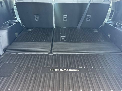 Used 2022 Toyota Highlander XLE AWD/4WD image 18