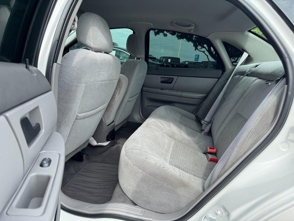 Used 2004 Ford Taurus SE FWD image 10
