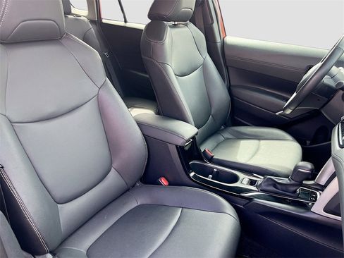 Used 2024 Toyota Corolla Cross XLE image 28