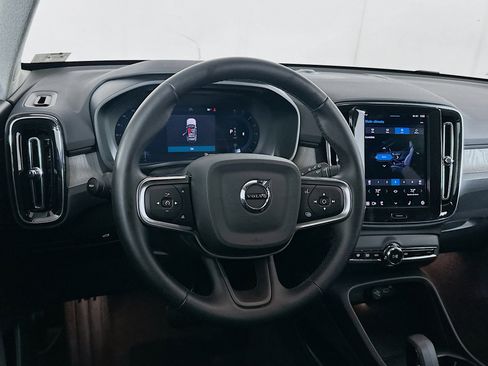 Used 2025 Volvo XC40 B5 Core image 18
