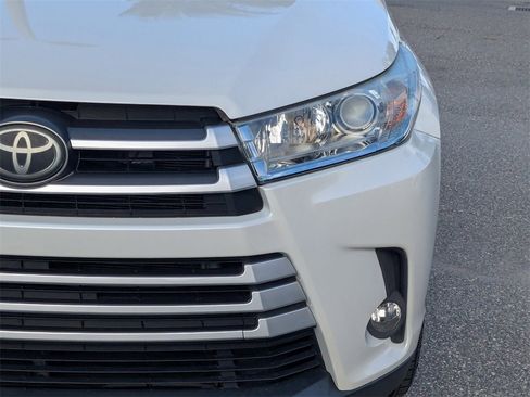 Used 2018 Toyota Highlander LE image 9