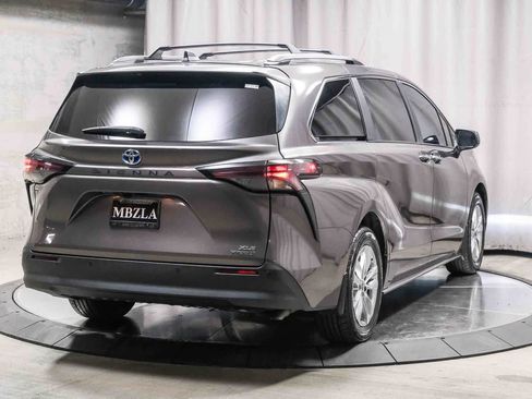 Used 2024 Toyota Sienna XLE w/ XLE Plus Package image 4