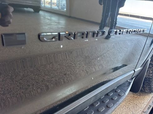 Used 2024 Jeep Grand Cherokee Limited w/ Black Appearance Package image 14