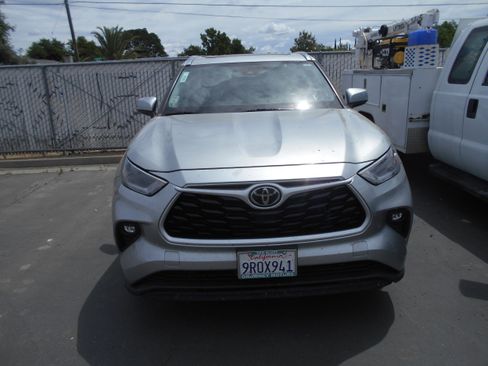 Used 2021 Toyota Highlander XLE AWD/4WD image 2