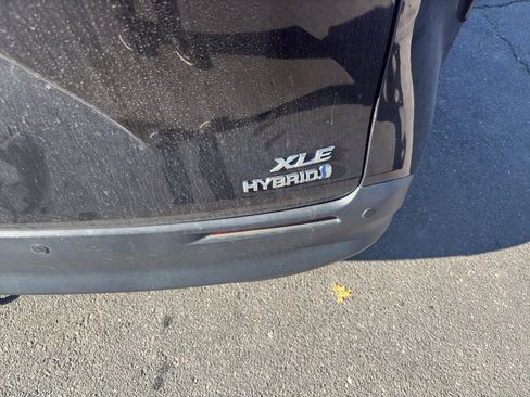 Used 2021 Toyota Sienna XLE image 6