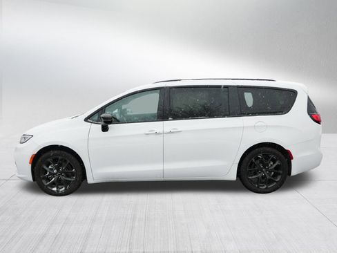 Used 2024 Chrysler Pacifica Limited w/ S Appearance Package image 4