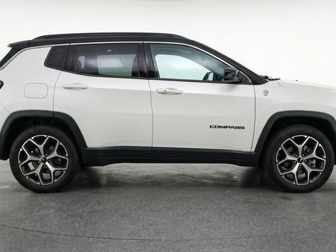 Used 2025 Jeep Compass Limited AWD/4WD image 11