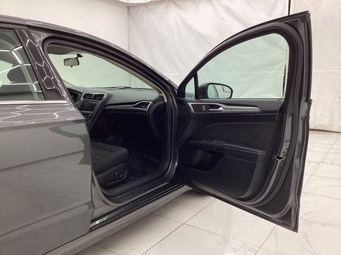 Used 2018 Ford Fusion SE w/ Fusion SE Technology Package image 17