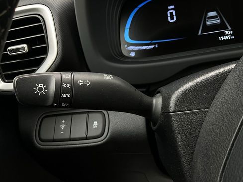 Used 2025 Hyundai Venue SEL image 36