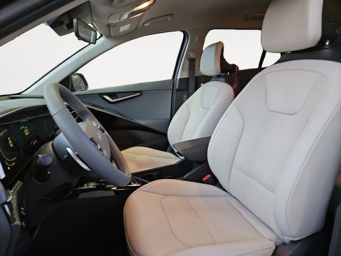 Used 2025 Kia Niro EX image 9