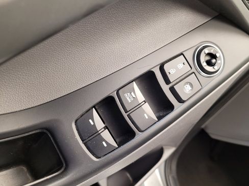 Used 2015 Hyundai Elantra SE image 27