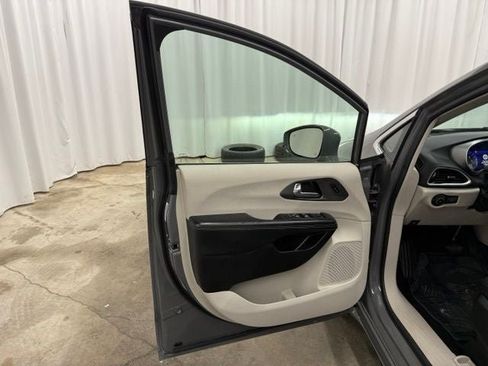 Used 2022 Chrysler Pacifica Touring-L w/ Uconnect Theater Family Group FWD image 15