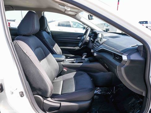 Used 2025 Nissan Altima 2.5 SV FWD image 18