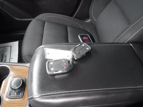 Used 2022 GMC Acadia SLE FWD image 13