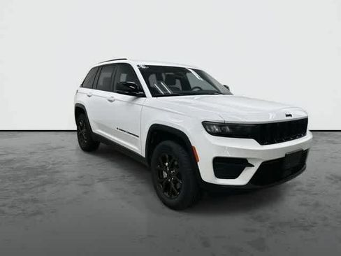 Used 2024 Jeep Grand Cherokee Altitude RWD image 6