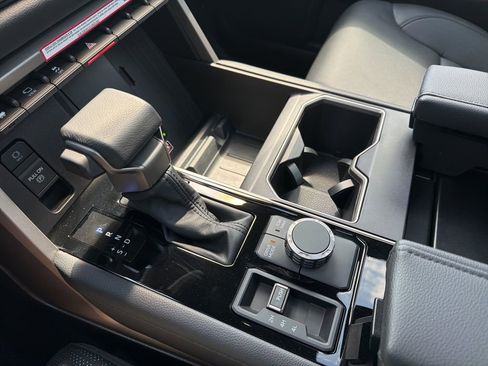 Used 2025 Toyota Tundra Limited image 35