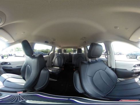 Used 2024 Chrysler Pacifica Touring-L image 42