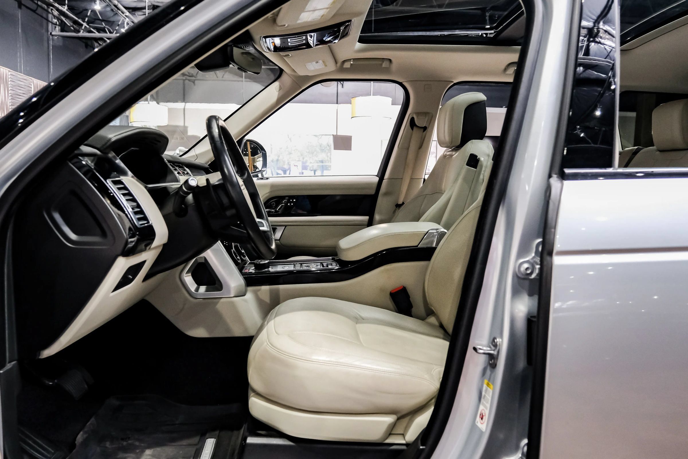 Used 2019 Land Rover Range Rover HSE AWD/4WD image 4