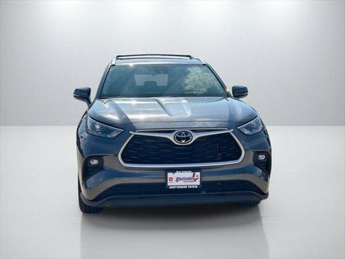Certified 2025 Toyota Highlander XLE FWD image 2