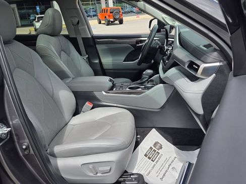 Used 2023 Toyota Highlander Platinum FWD image 16