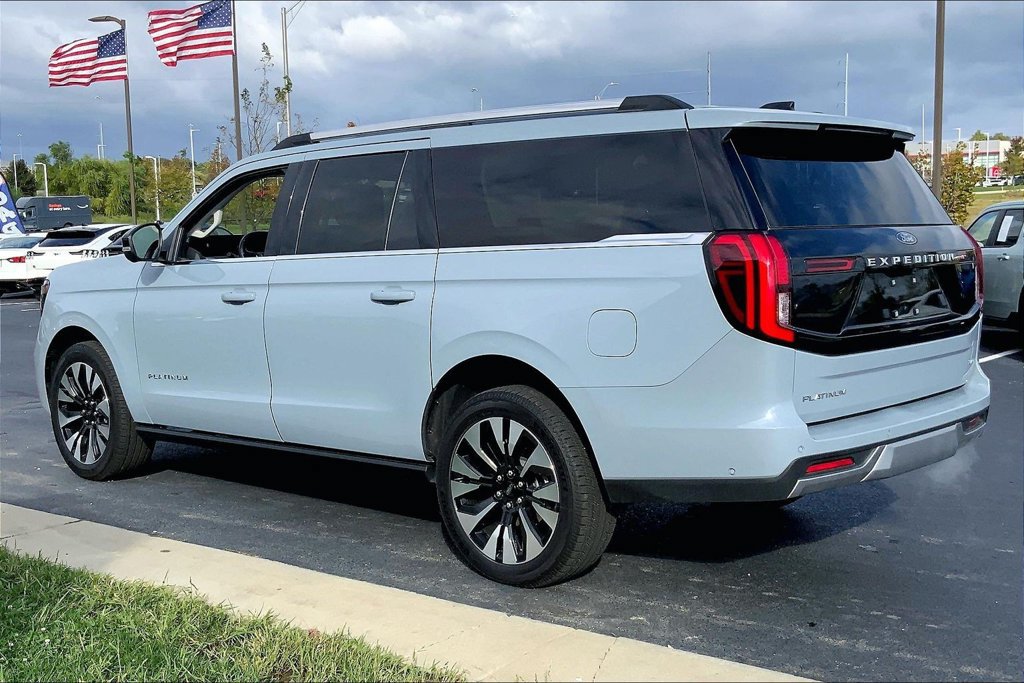 Used 2025 Ford Expedition Max Platinum w/ Driver's Package AWD/4WD image 2