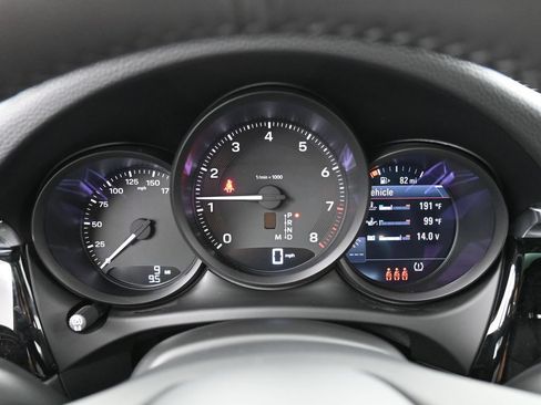 Certified 2026 Porsche Macan AWD/4WD image 18