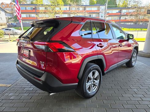 Used 2024 Toyota RAV4 XLE w/ Convenience Package image 5