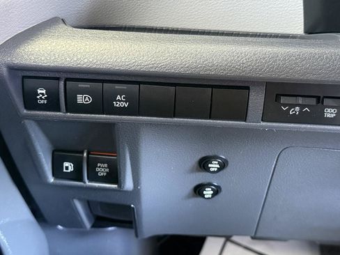 Used 2022 Toyota Sienna XLE w/ XLE Plus Package FWD image 8