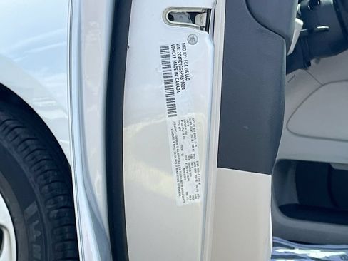 Used 2023 Chrysler Pacifica Limited FWD image 33