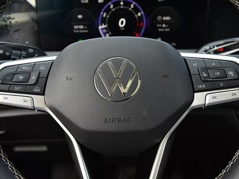 Used 2025 Volkswagen Tiguan SE AWD/4WD image 18