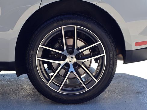 Certified 2024 Porsche Macan image 25