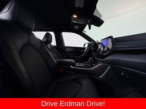 Used 2023 Toyota Highlander XSE FWD image 25