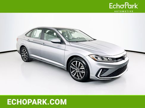 Used 2025 Volkswagen Jetta SE image 1