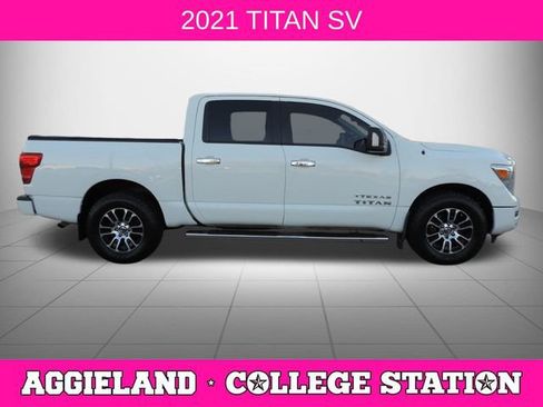 Used 2021 Nissan Titan SV w/ SV Convenience Package image 2