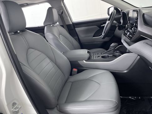 Used 2020 Toyota Highlander XLE AWD/4WD image 25