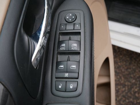 Used 2014 Dodge Grand Caravan SXT image 32