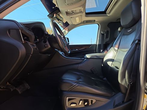 Used 2018 Cadillac Escalade ESV Luxury image 16