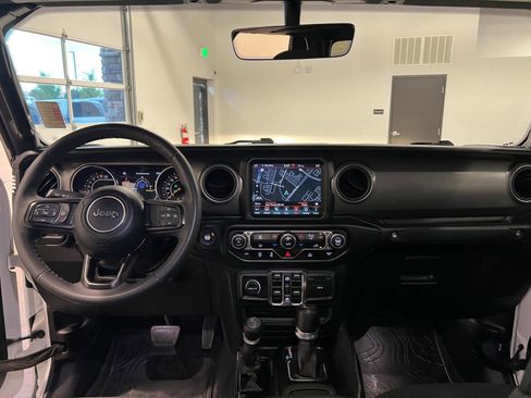 Used 2023 Jeep Gladiator Willys AWD/4WD image 27