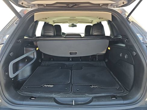 Used 2018 Jeep Cherokee Latitude Plus w/ Comfort/Convenience Group FWD image 28