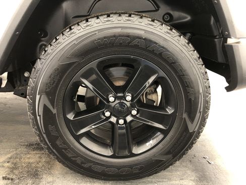 Used 2020 Jeep Wrangler Unlimited Sahara image 10