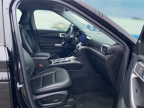Used 2022 Ford Explorer XLT w/ Equipment Group 202A image 13
