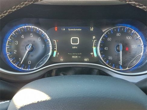 Used 2024 Chrysler Pacifica Touring-L image 16