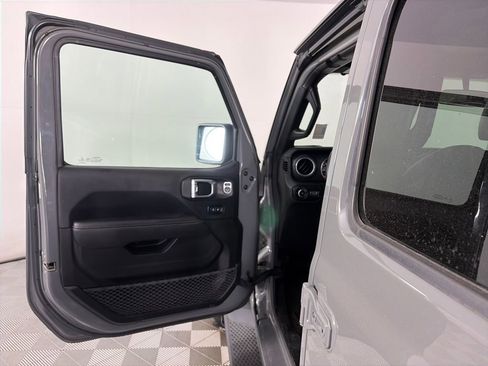 Used 2018 Jeep Wrangler Unlimited Sahara w/ Cold Weather Group image 10