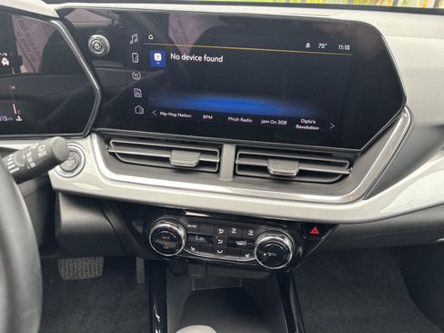 Used 2024 Chevrolet Trax LT w/ LT Convenience Package FWD image 12