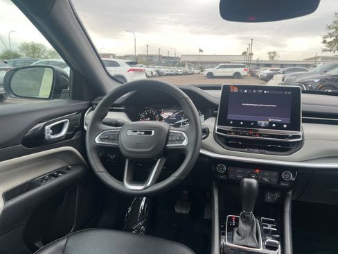 Used 2025 Jeep Compass Limited image 34