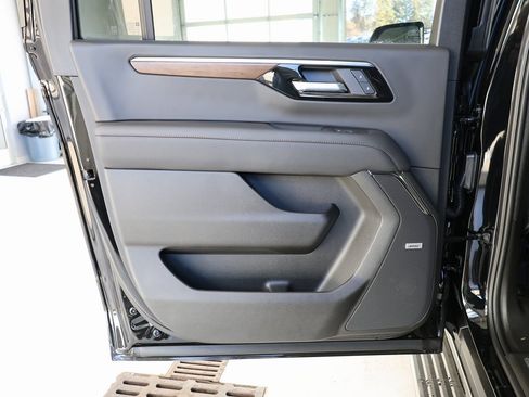 New 2025 Chevrolet Suburban High Country image 27