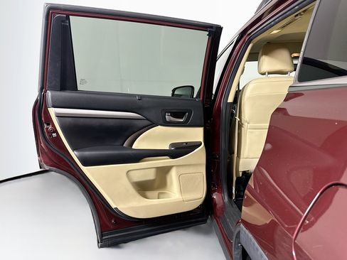 Used 2018 Toyota Highlander XLE FWD image 26