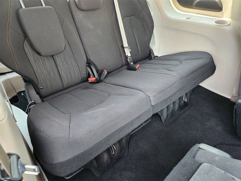 Used 2019 Chrysler Pacifica Touring image 20